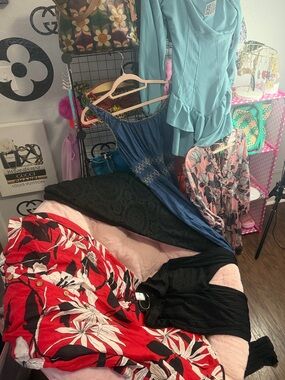 Bundle #15 - 6 Women's L Items - Pics included